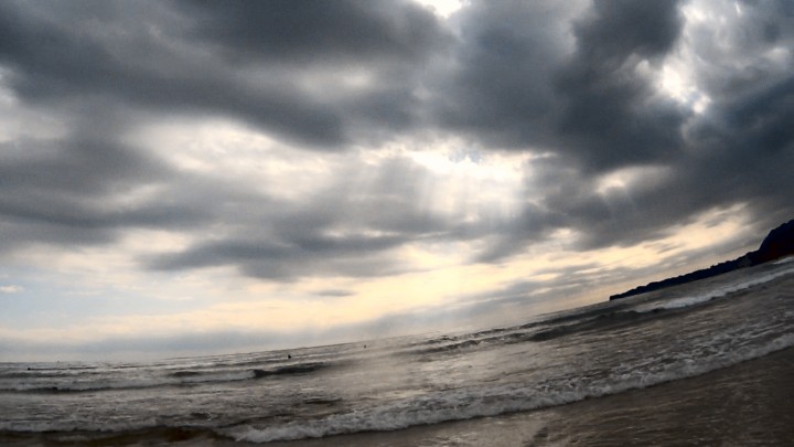 雲の合い間からキザシがかかる御宿海岸