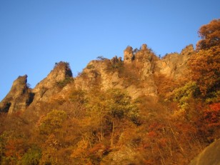 コガネ色の岩稜線