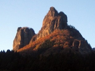 夕陽をあびる岩峰